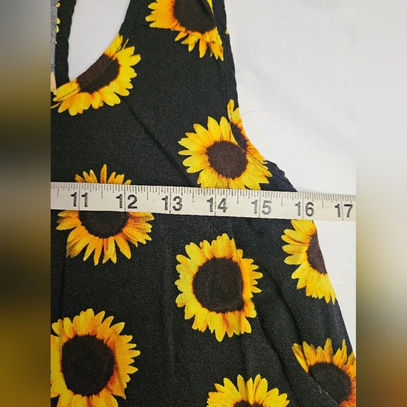 Young & Wild Juniors Black With Sunflower Design Cropped Tank Top Size XS - Picture 6 of 8